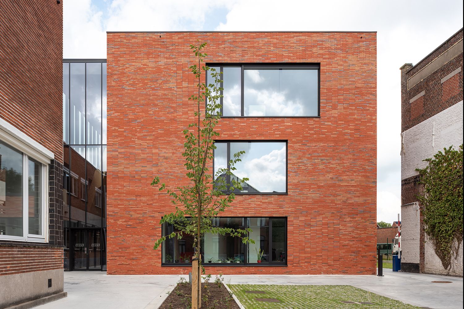 Vliesgevel met automatische schuifdeur