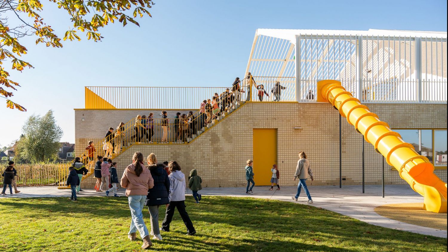 Vleugeloverdekkende deur