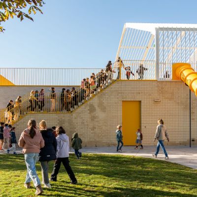 Vleugeloverdekkende deur